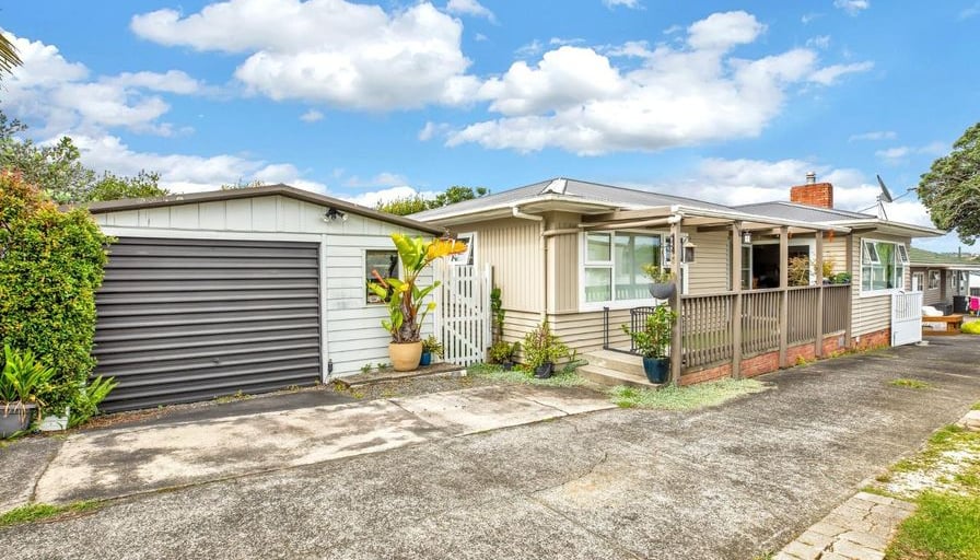 Everything you need! 3 bedroom, furnished home.  1/52 Sunnynook Road, Sunnynook, North Shore City  Everything you need! This 3 bedroom, furnished home is available for rent. The property can be furni...  Roomies.co.nz