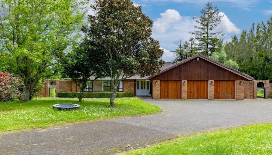 Modern lifestyle in Karaka with swimming pool 40... Roomies.co.nz