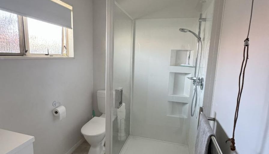 In The Middle Of Town 4a Seymour Street, Burleigh... Roomies.co.nz