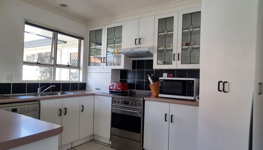 In The Middle Of Town 4a Seymour Street, Burleigh... Roomies.co.nz