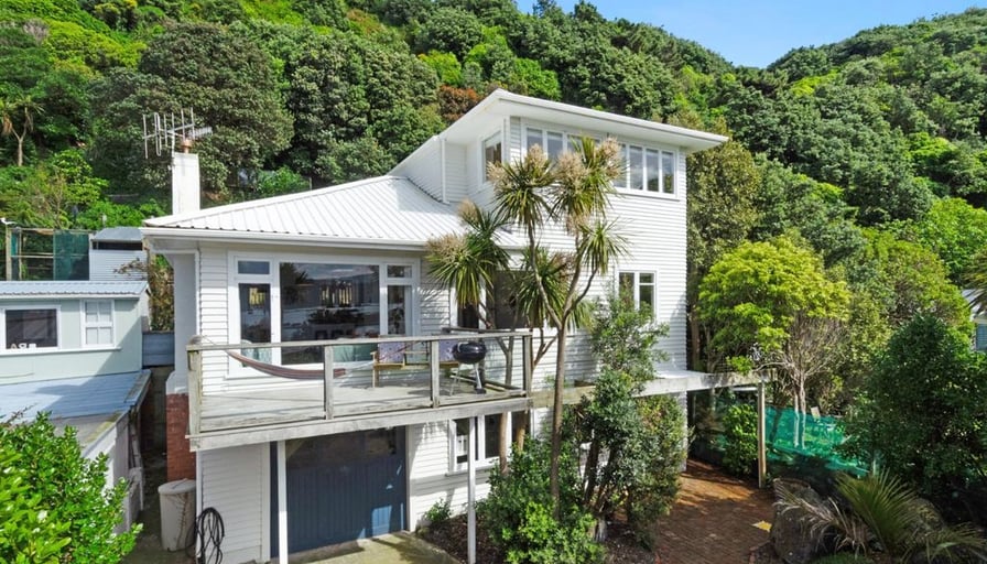 Stunning Ocean Front Family Home 115 Breaker Bay... Roomies.co.nz