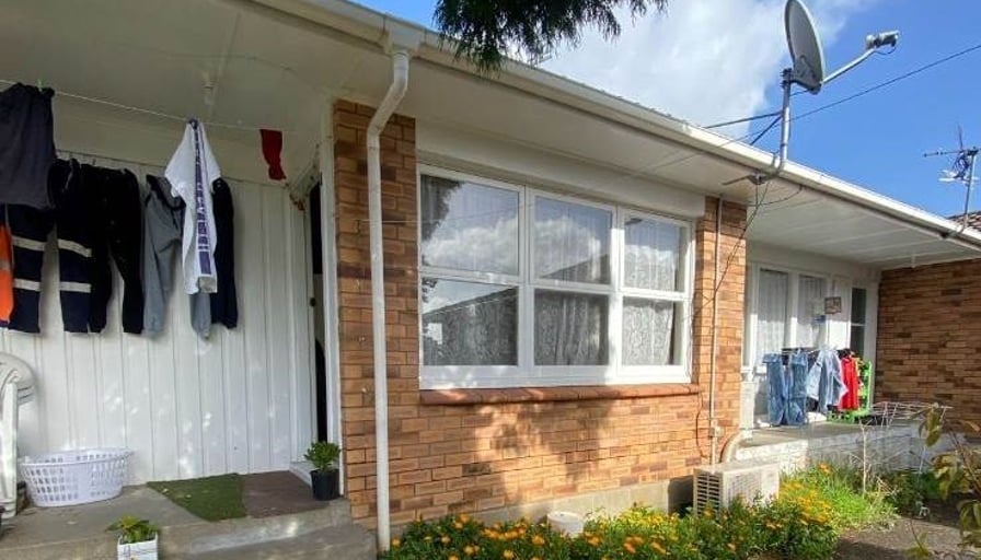 Tidy unit to call home 56 Wyllie Road, Papatoeto... Roomies.co.nz