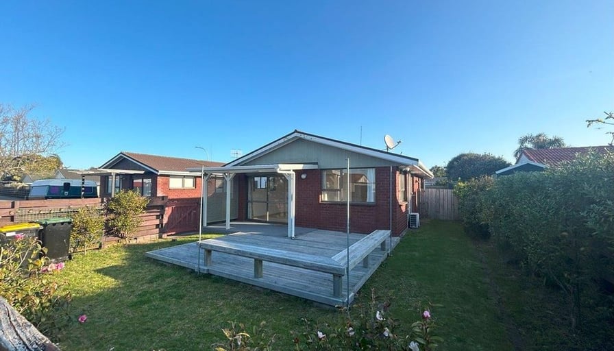 Freshly Painted TOW Plus 1b Compton Place, Mount... Roomies.co.nz