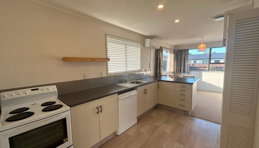 Freshly Painted TOW Plus 1b Compton Place, Mount... Roomies.co.nz