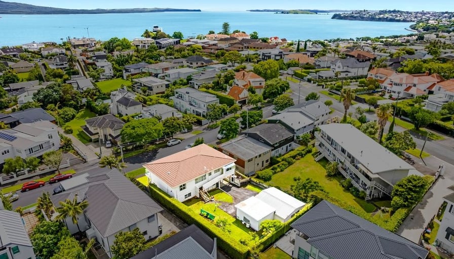 Great View & Great Location!! 43 Ronaki Road,... Roomies.co.nz