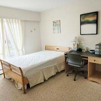 Photo of Oak Bay Ave's room