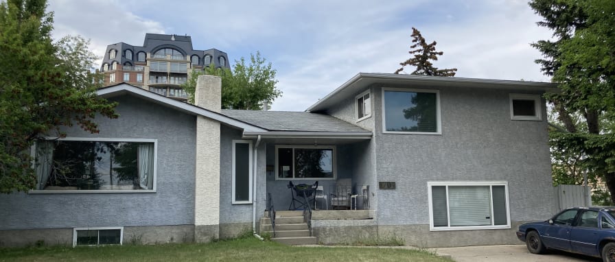 Calgary AB Dogs allowed rooms for rent Roomies