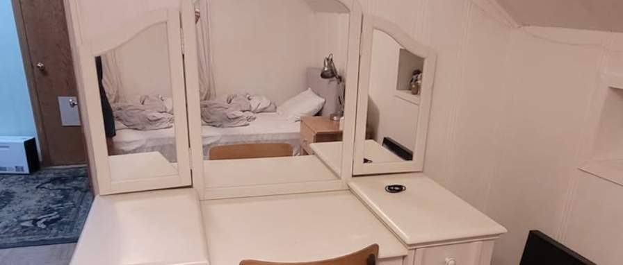 Photo of Derek Deans's room