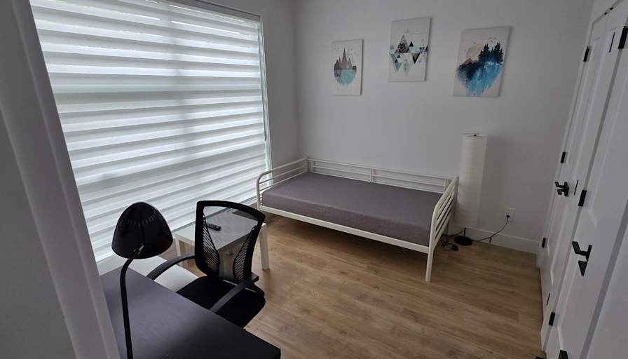 South Surrey - Grandview Heights's room