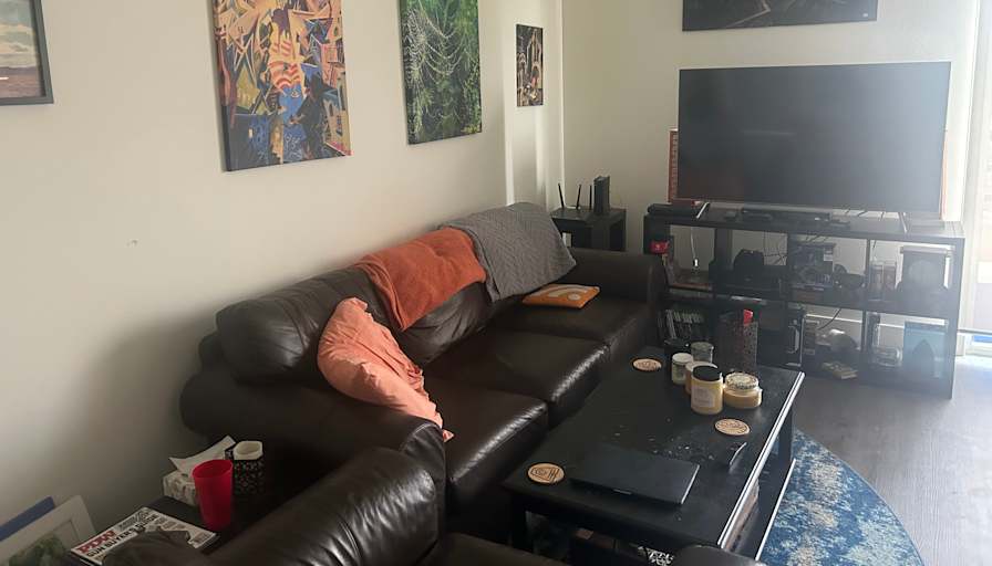 Private room to rent in share house North Hoover St...