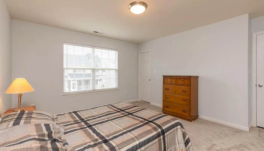 Private room to rent in share house Holly Springs,...