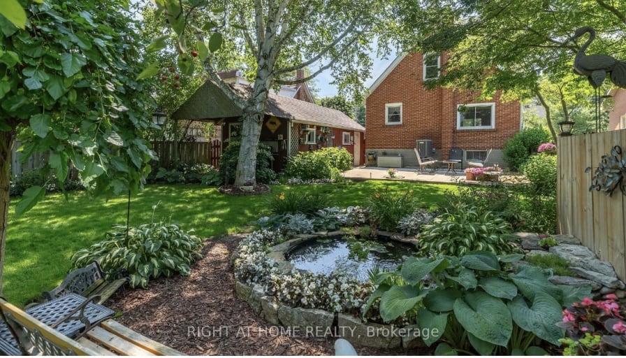 austin mckenzie's room