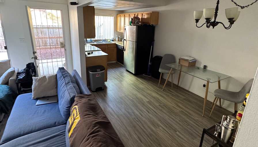 Private room to rent in share house Eastgate Mall,...