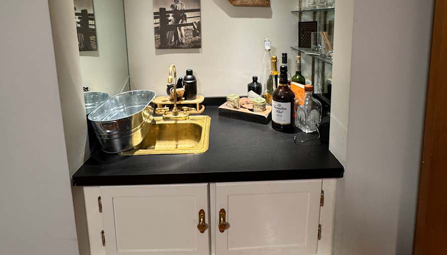 Private room to rent in share house West Roxboro Ro...