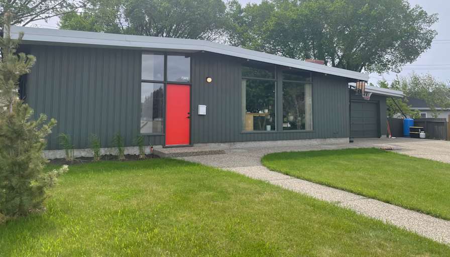 Chris J MacDonald's room