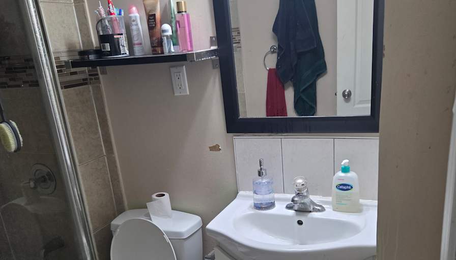 Amandeep Jakhu's room