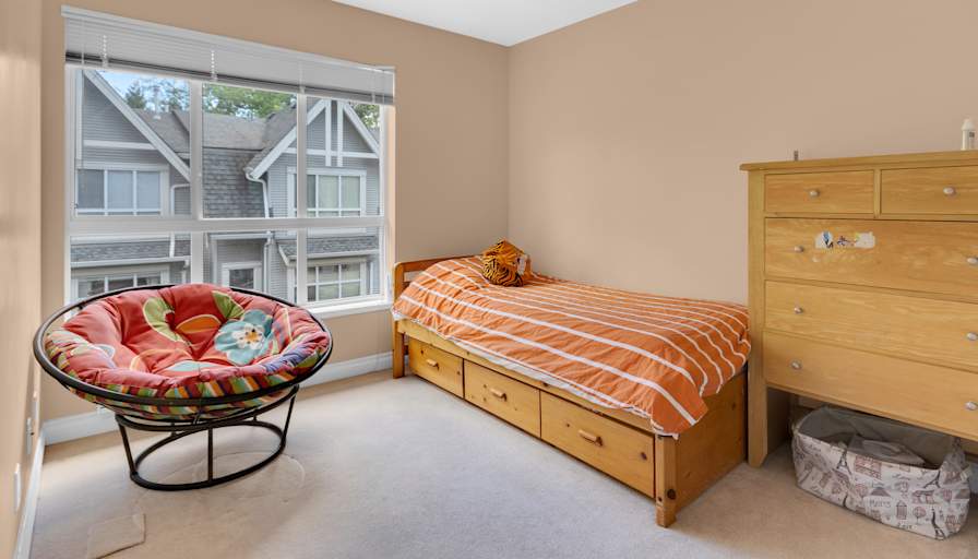 Fluer Muesco Reyes's room