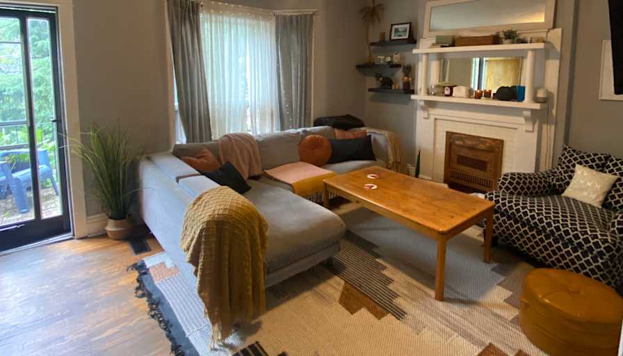 Carrie-Anne Pidgeon's room