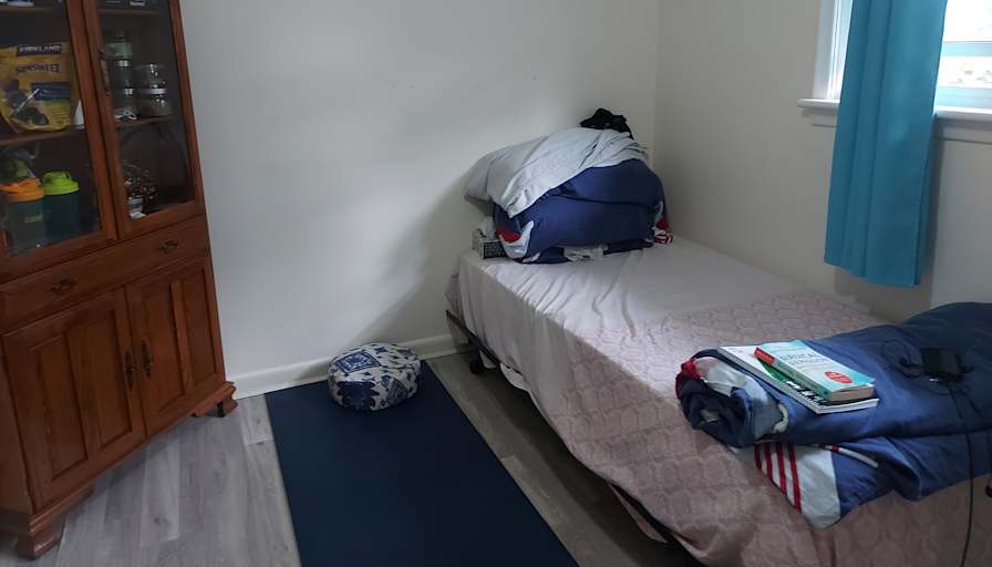 ALLAN AISTROP's room