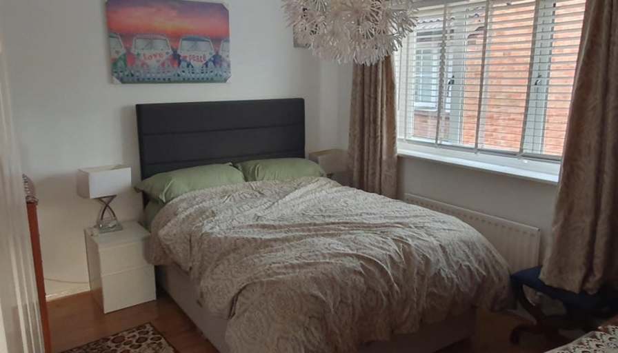 Private room to rent in share house Woodhall Rise... Roomies.co.uk