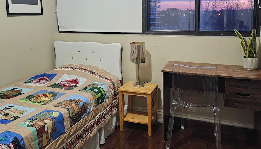 COZY NORTH YORK HOME's room