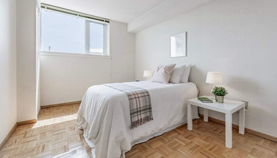 Photo of Cozy Spacious Room in Two Bedroom Condo Steps from Humber River's room