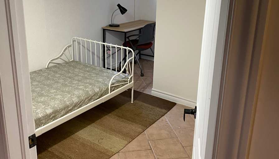 Cozy Cristine's Shared Condo's room