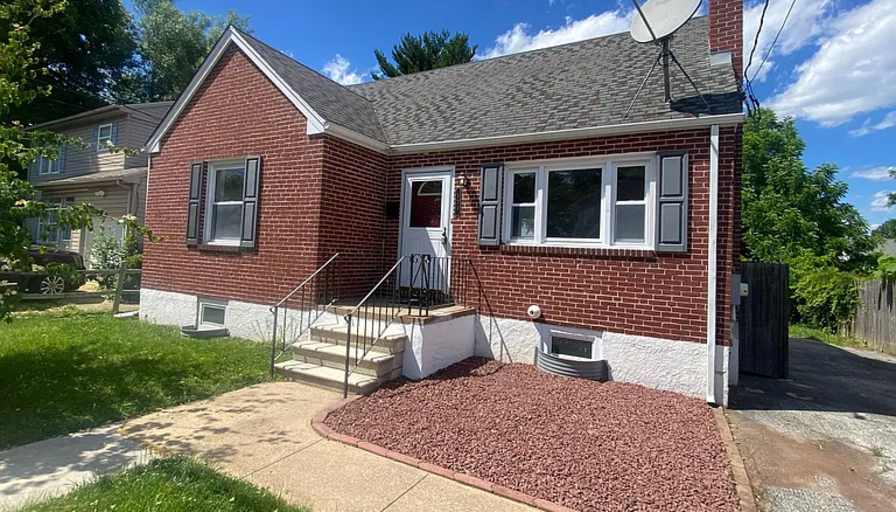 Private room to rent in share house Champlain Avenu...