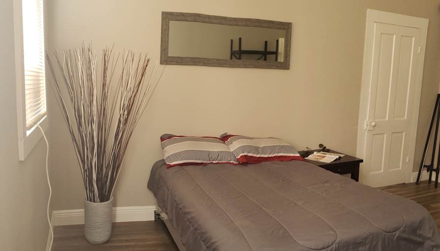 Private room to rent in share house East 4th Avenue...