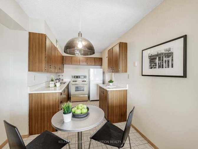 Photo of Cozy Spacious Room in Two Bedroom Condo Steps from Humber River's room