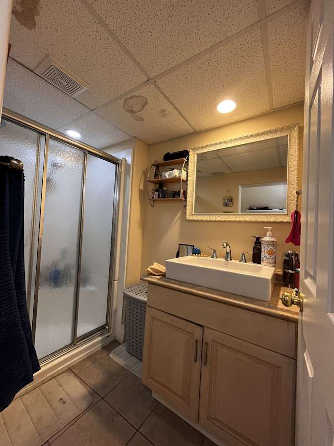 Hurricane Siqueira's room