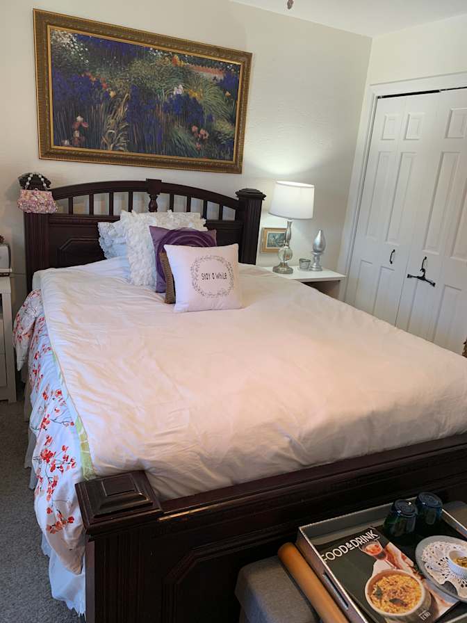 Photo of Sylvia—OWNER/living On-Site acceptg ODSP ON -Works's room