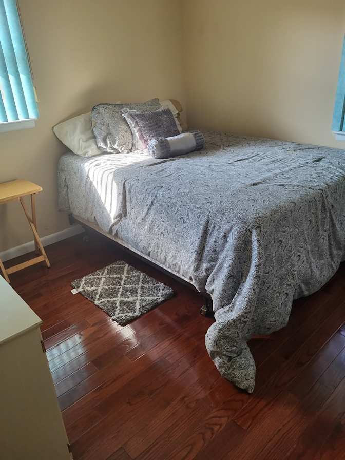 Private room to rent in share house Holiday CityBe...