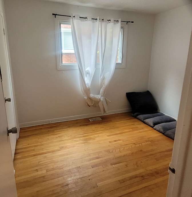 Rent Share At Ol' Doc Watson's room