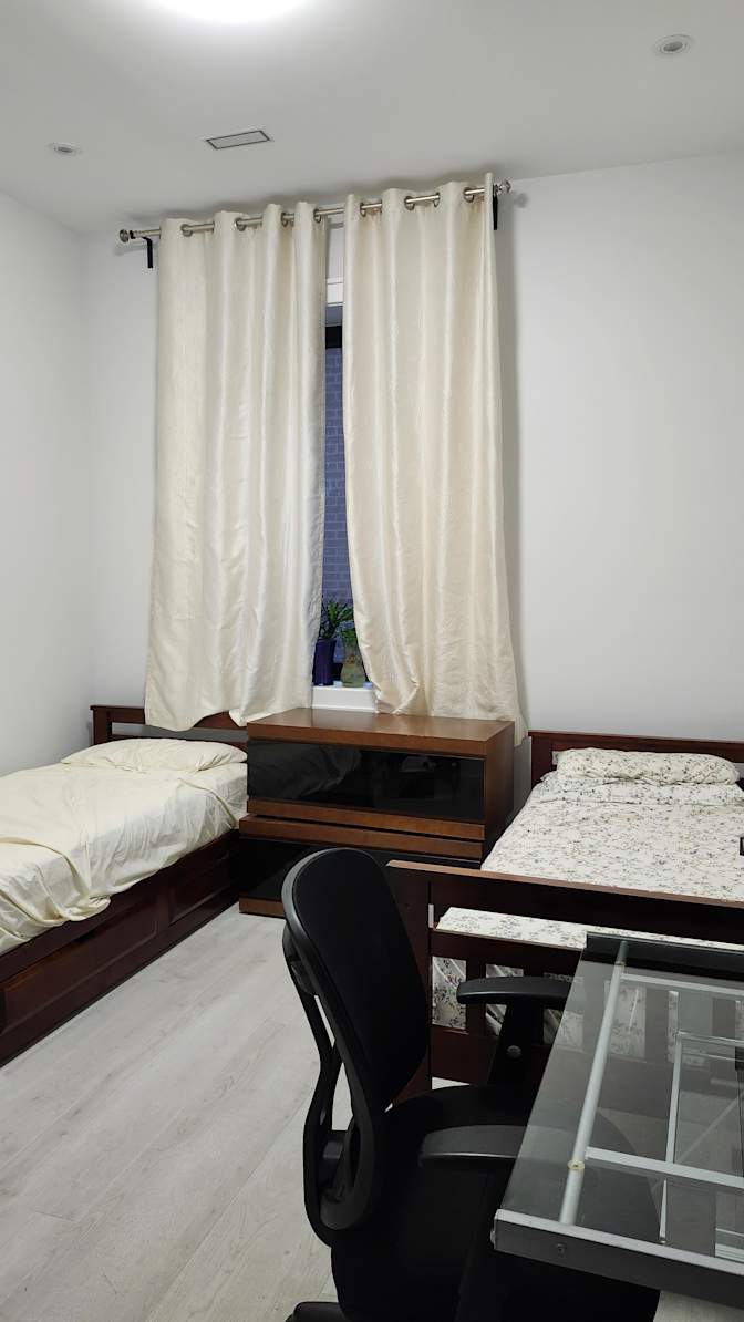 Midtown Toronto Room for Males's room