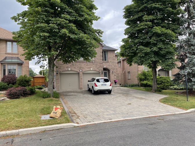 Mahnaz Shahrzad Asr's room