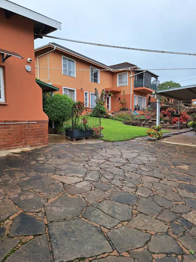 Private room to rent in share house King Edward A... Roomies.co.za