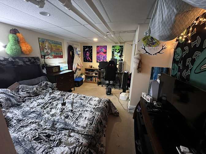 Hurricane Siqueira's room