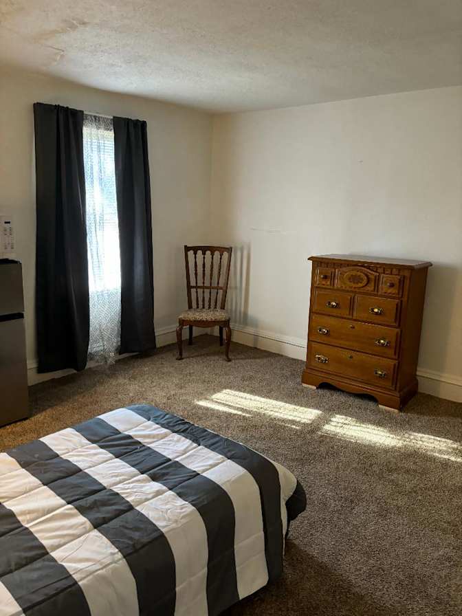 Private room to rent in share house Main Street, Ne...