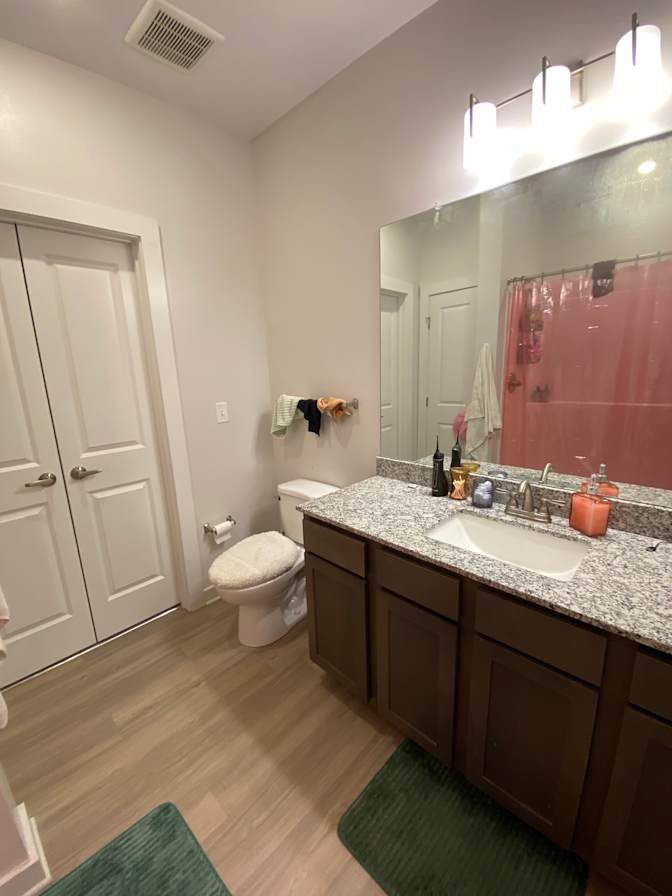 Private room to rent in share house Trousdale Drive...