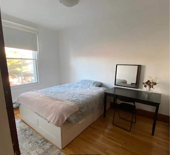 Andrea Alzate's room