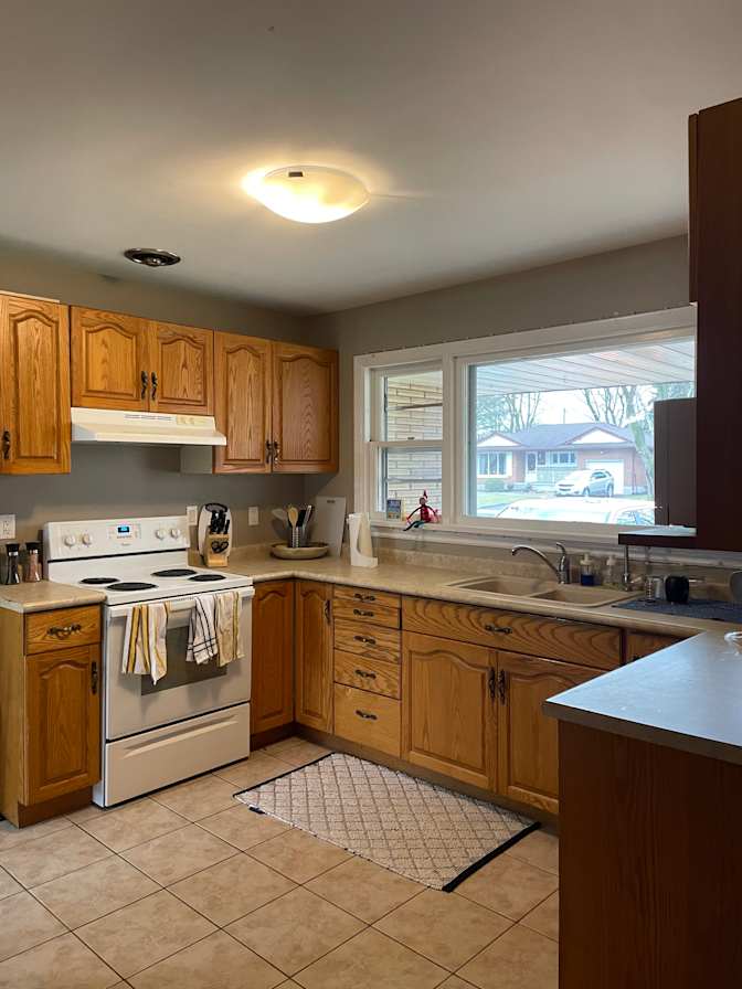 SUBLET LOOKING's room