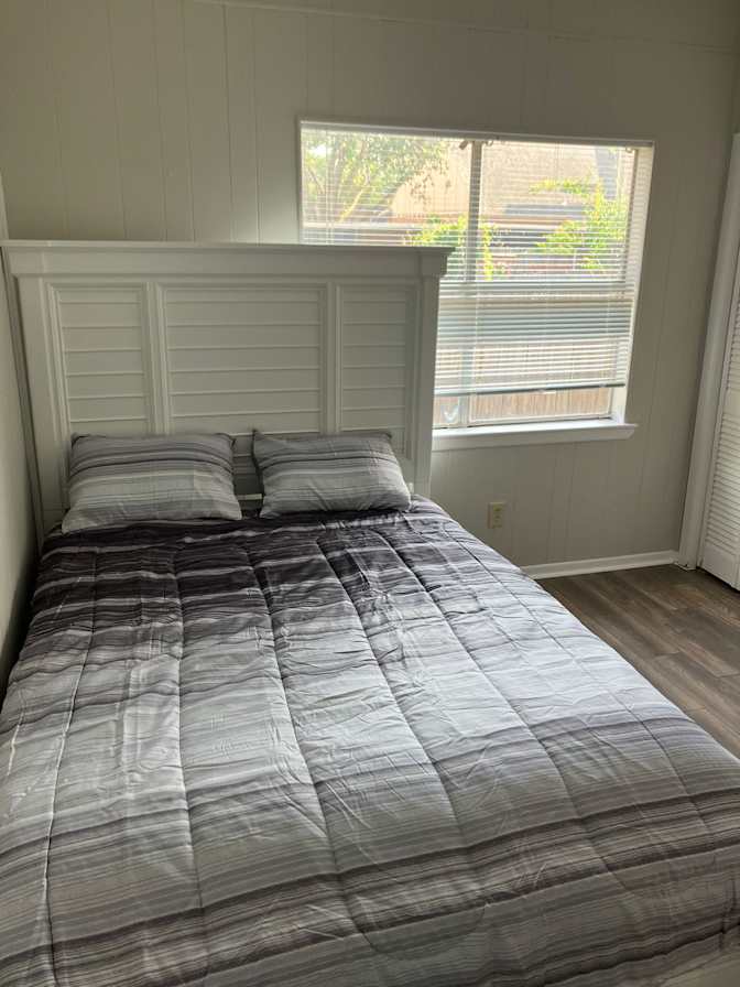 Private room to rent in share house Creekbend Drive...