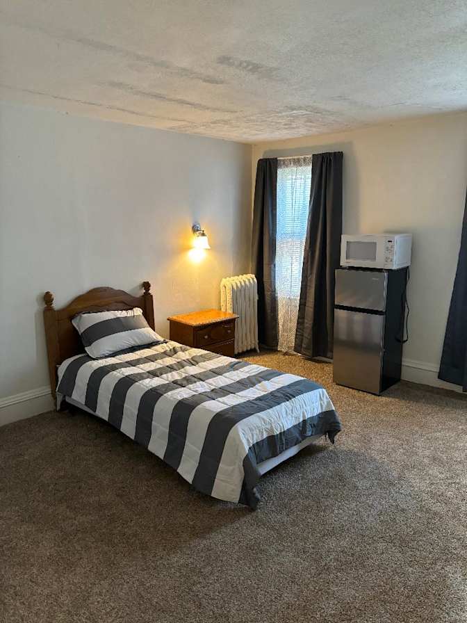 Private room to rent in share house Main Street, Ne...