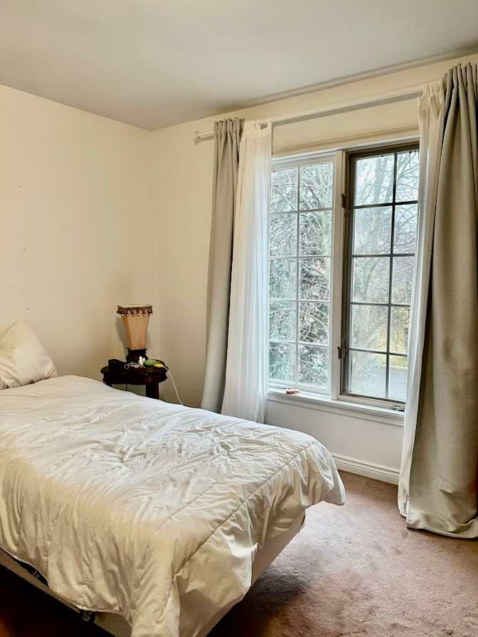 Mahnaz Shahrzad Asr's room