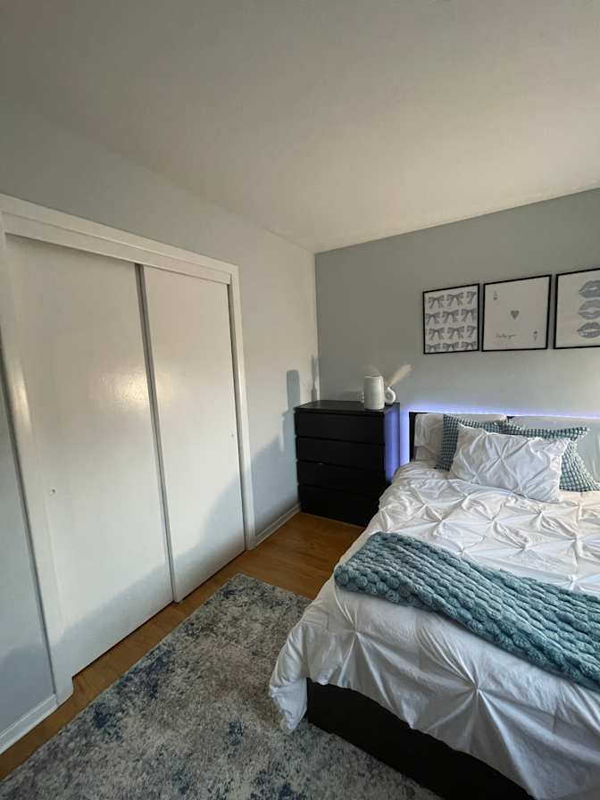 SUBLET LOOKING's room