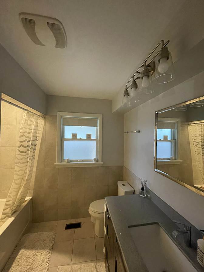 SUBLET LOOKING's room