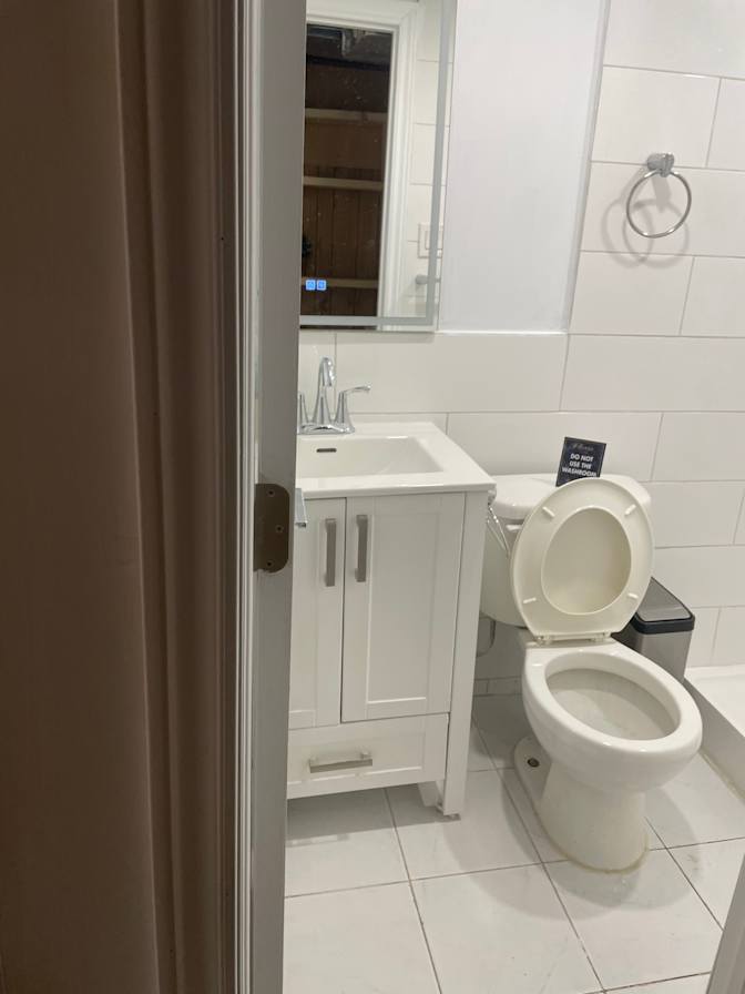 Khanh Hoa Hoa Nguyen's room