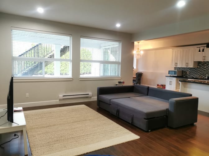 female roommate wanted's room