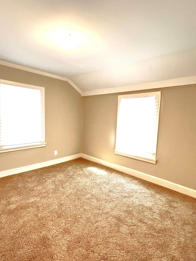 Photo of Accepting applications! FOUR Bedrooms for rent in a Renovated House!'s room